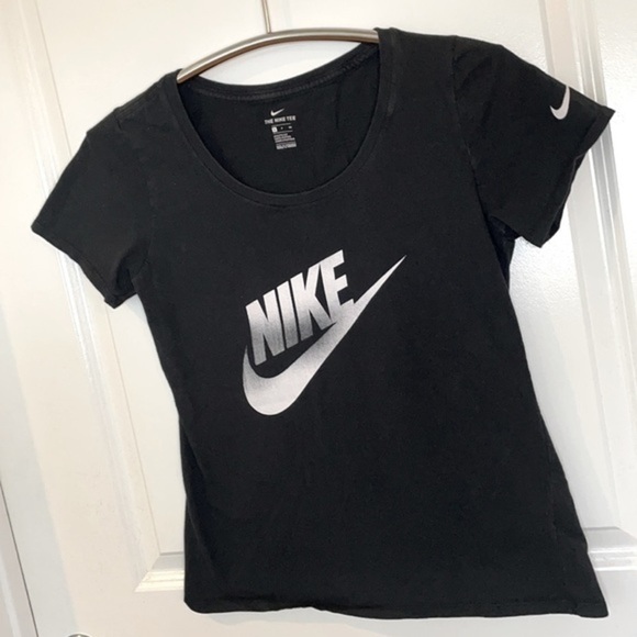 NIKE | Women’s Black & White NIKE SWOOSH Logo Athletic Cut Shirt Size Small - Picture 4 of 7